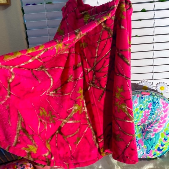 White River mossy oak print on plush pink wrap Velcro robe - Picture 1 of 5